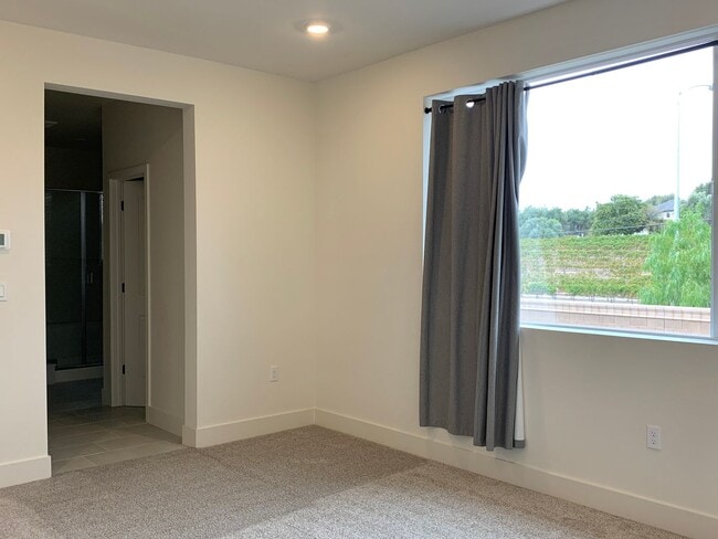 Building Photo - 4 Bedroom Home in Hollister