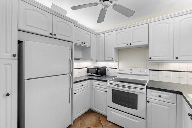 Building Photo - 120 Cypress Club Dr