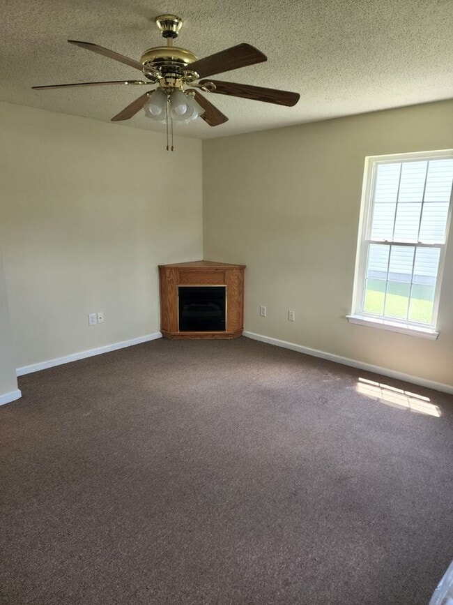 Building Photo - Beautiful Home with a Great Location In Town