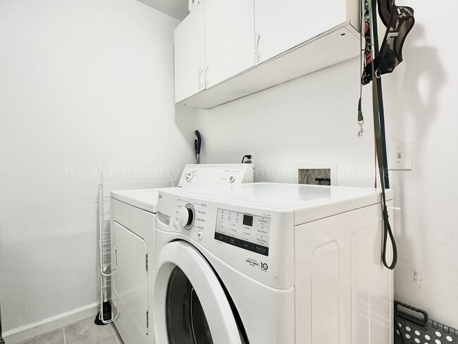 Building Photo - Beautifully Updated 2-Bedroom Townhouse w/...