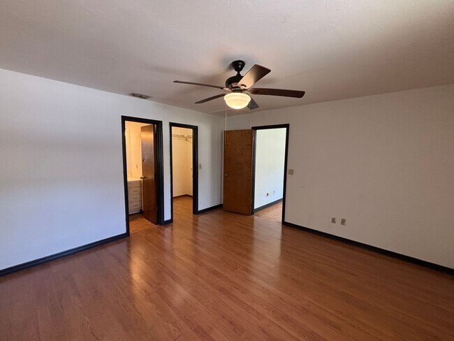 Building Photo - Ocala Park Estates / 2/2 ***Won't Last***
