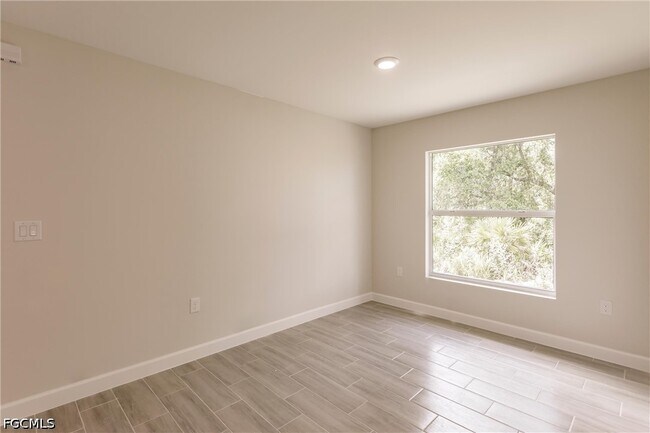 Building Photo - 4780 15th St SW