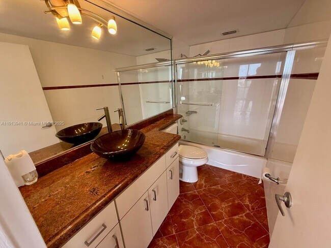 Building Photo - 900 Bay Dr