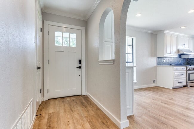 Building Photo - "Charming 3-Bedroom Home in Garland with 2 Full Baths and 1445 Sq Ft of Comfort!"