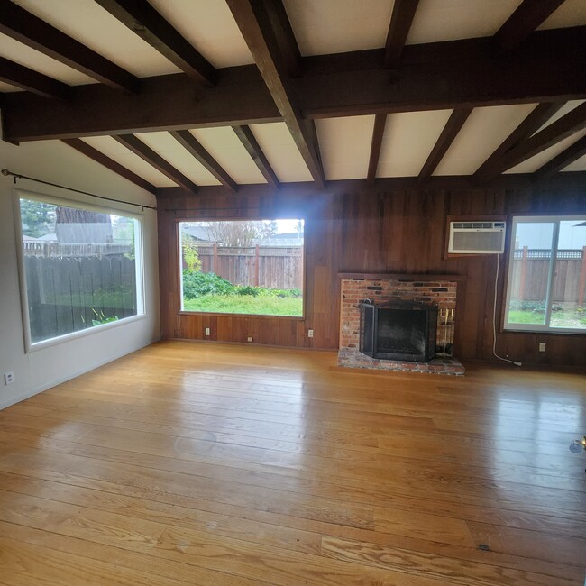 Building Photo - 1924 Diamond Ct