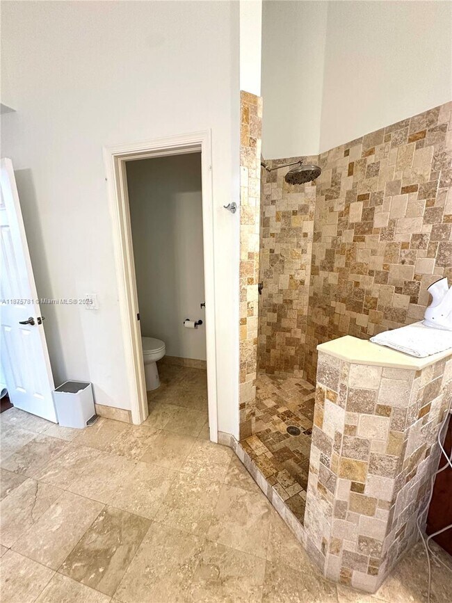 Building Photo - 656 Verona Pl