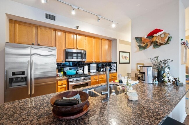 Building Photo - STUNNING 2BED/2BATH LARGE CORNER UNIT, GARAGE PARKING, HEAT, CABLE/INTERNET INCLUDED