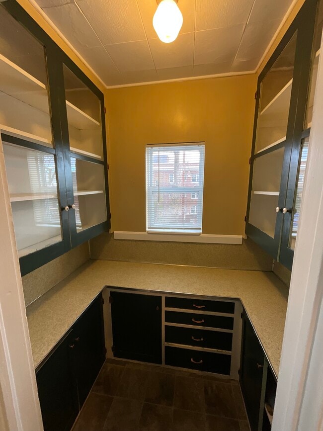 Building Photo - 1324 E 2nd St