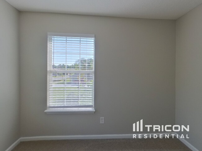 Building Photo - 582 Summer Breeze Dr N