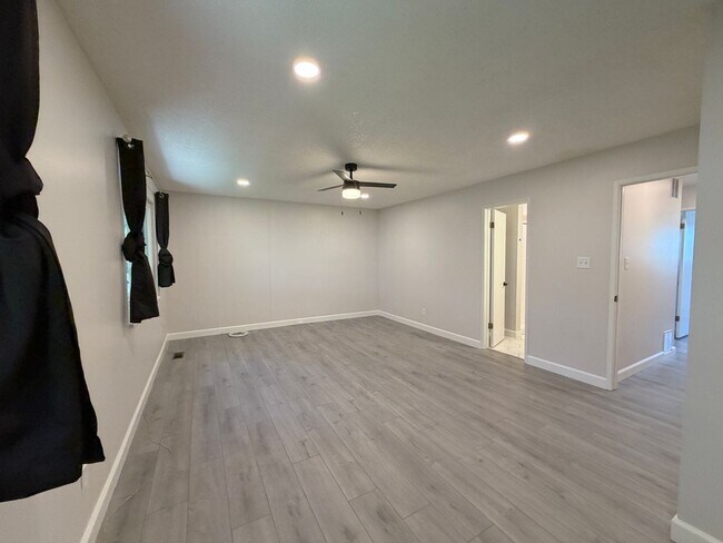 Building Photo - 529 S Xenon Ct