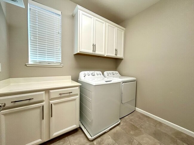 Building Photo - Beautiful 3 Bedroom 2.5 Bathroom in Gated ...