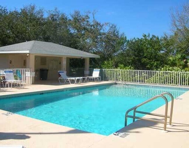 Building Photo - Welcome to your new home in beautiful Venice, Fl!  2 Bedroom 2 Bath w/ Den