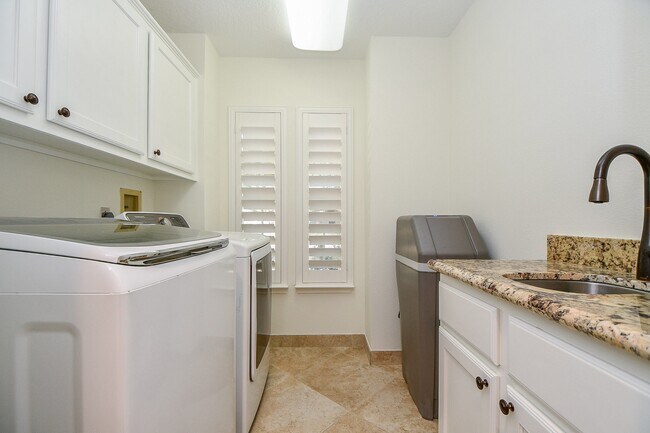 Building Photo - 2142 Morning Park Dr