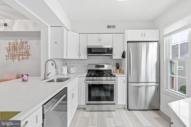 Building Photo - 3904 Fenwick Ln