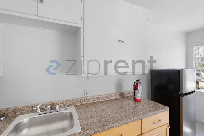 Building Photo - 2749 Fairfield St