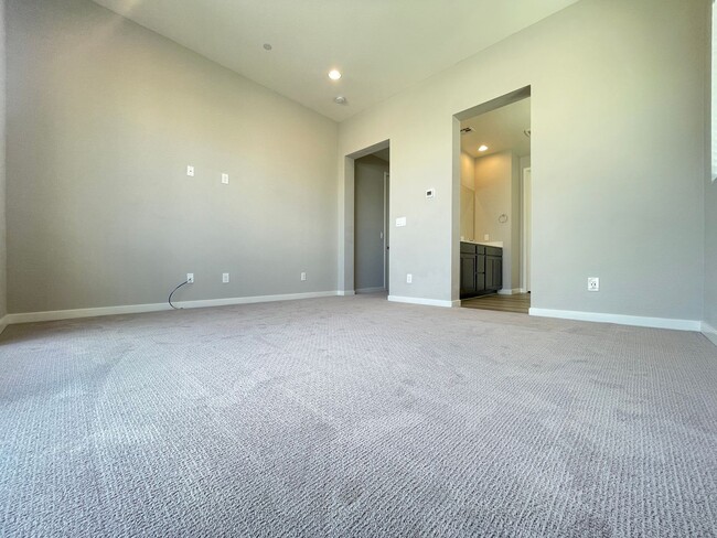 Building Photo - This spectacular 3-bed condo located acros...