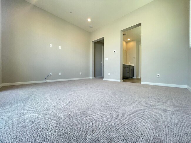 Building Photo - This spectacular 3-bedroom with amazing ci...