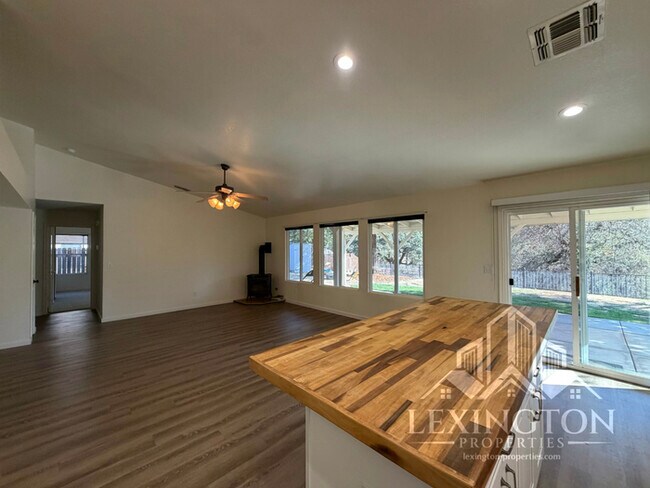 Building Photo - Pristine, single-story, 3bd/2ba, Home in Cameron Park!