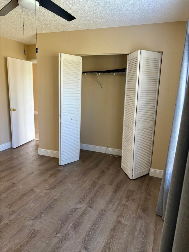 Building Photo - 1545 Lake Crystal Dr