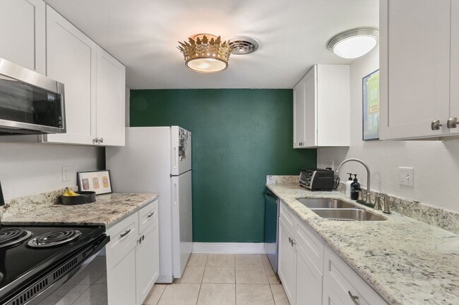Building Photo - Gated Condo steps from Maple Street & St C...