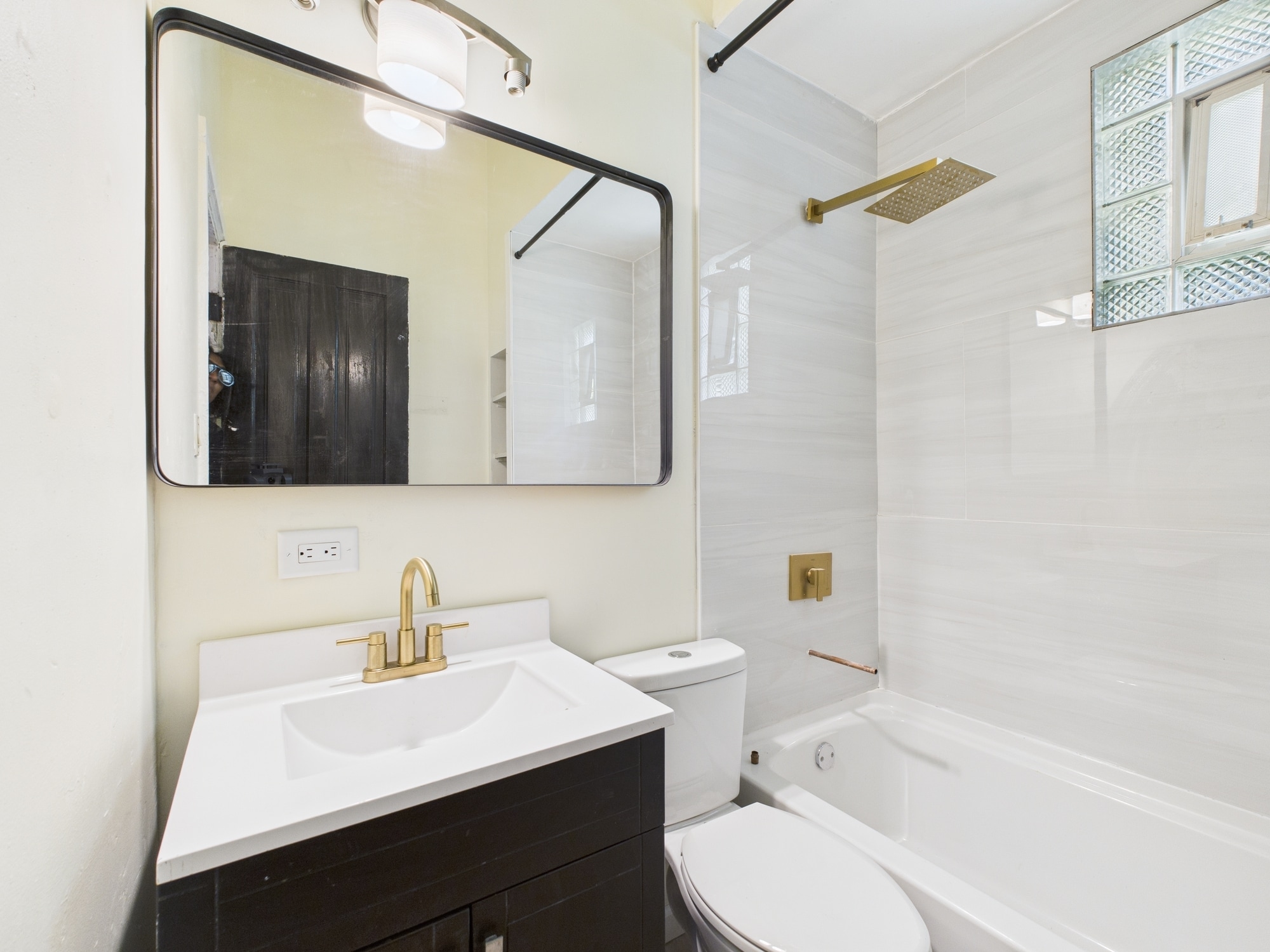 Building Photo - 1541 W Barry Ave