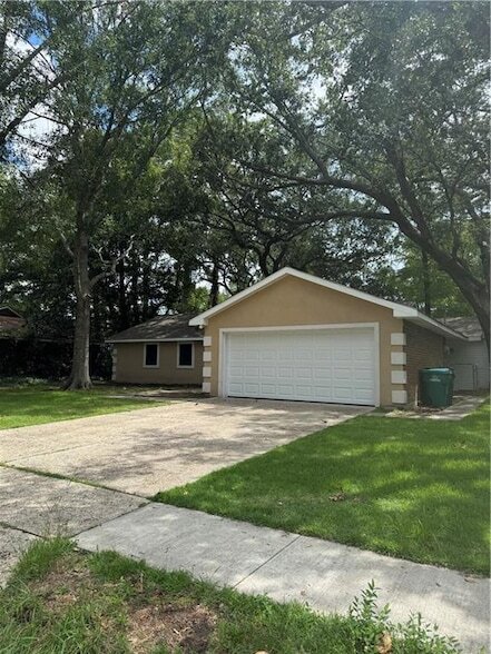 Building Photo - 306 Clover Dr