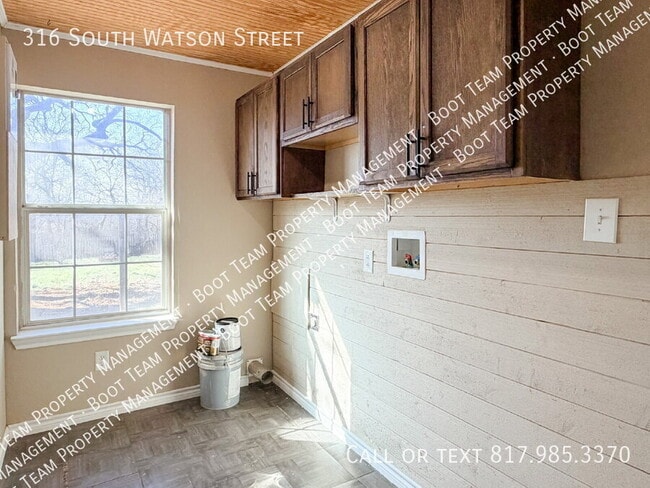 Building Photo - 316 S Watson St