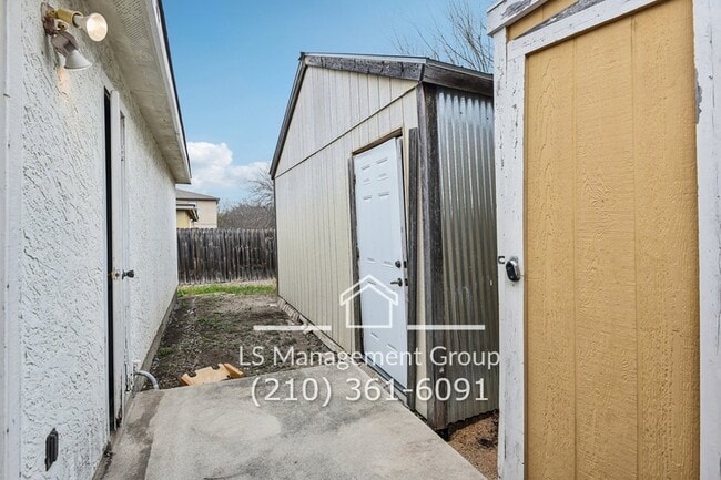 Building Photo - 7636 Oak Chase