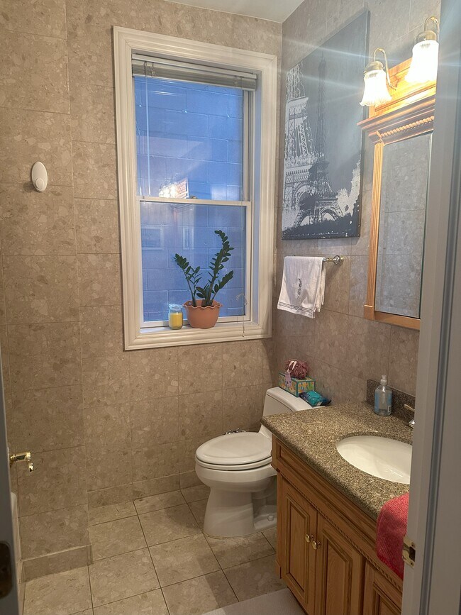 Building Photo - 807 W Buckingham Pl
