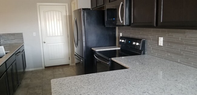 Building Photo - Immaculate 3 Bedroom/3 Bath Townhome Near Powers Corridor!