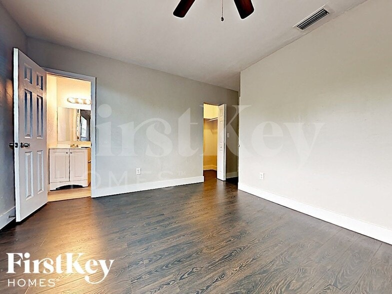 Building Photo - 1315 NE 203rd St