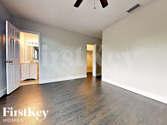 Building Photo - 1315 NE 203rd St