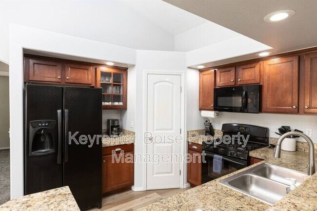 Building Photo - 879 N Traquair Pl