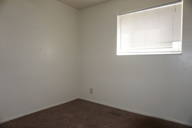 Building Photo - 8287 Ivy Dr