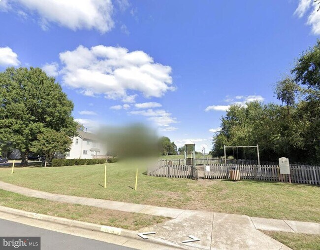 Building Photo - 5511 Village Center Dr