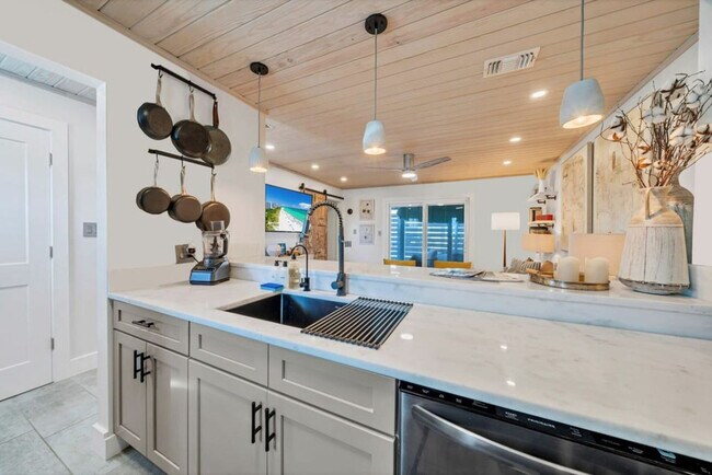 Building Photo - 317 Bream Ave