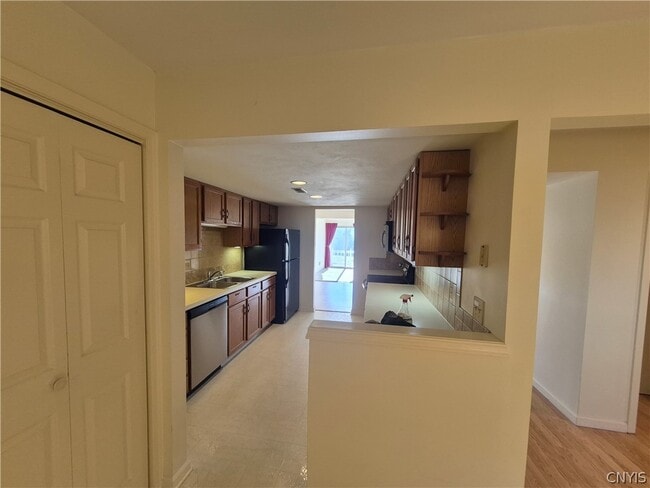 Building Photo - 489 Summerhaven Dr N