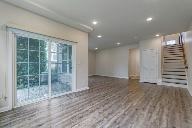 Building Photo - 704 Cottonwood Ct