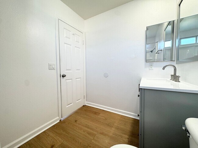 Building Photo - COMING SOON!!! Lovely 3 Bedroom / 2 Bath Apartment in Cathedral City!