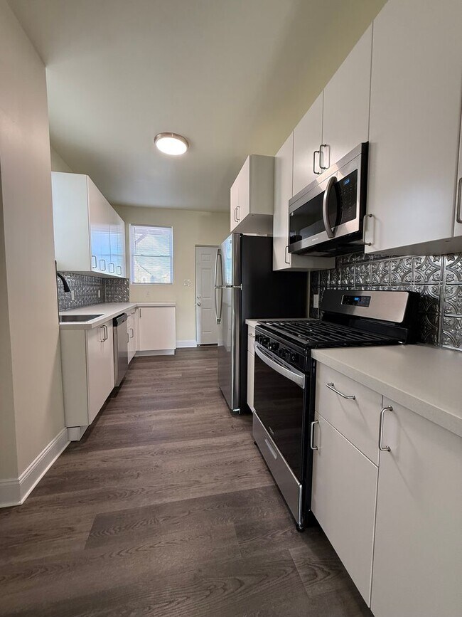 Building Photo - Updated 3BR 1.5 bath house with office/ of...