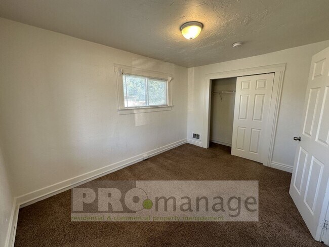 Building Photo - 399 W 17th St