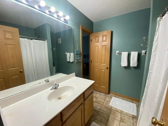 Building Photo - Spacious *2Bed*2Bath townhome Cottage Grove Available 7/1/26!