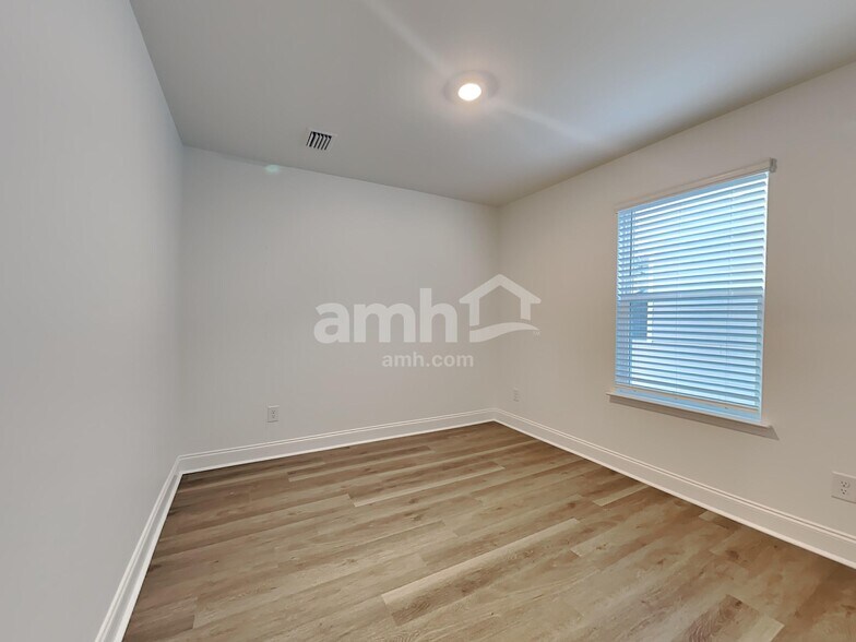 Building Photo - 106 Trevino Dr