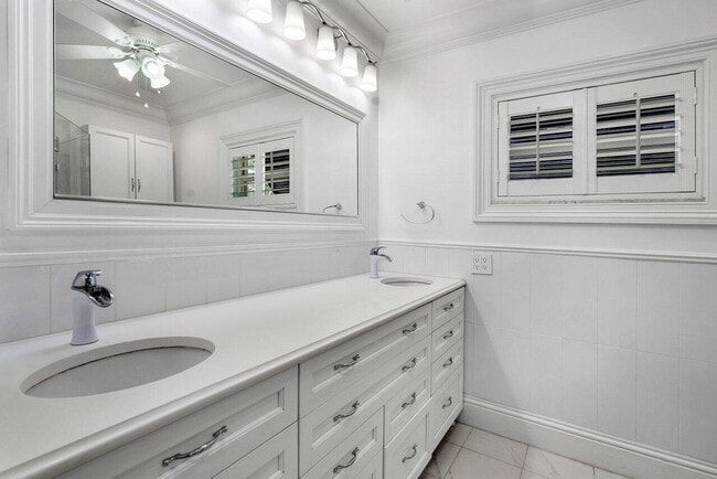 Building Photo - 150 SW 11th Ct
