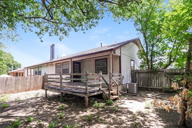 Building Photo - 1002 Country Aire Dr