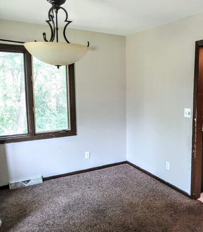 Building Photo - 3 Bedroom 2 Bath in Burnsville