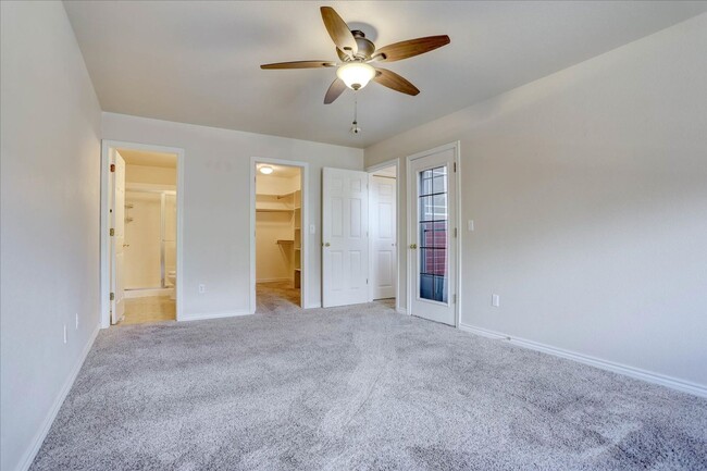 Building Photo - End-Unit 3bed/2.5bath/1-car garage in Long...