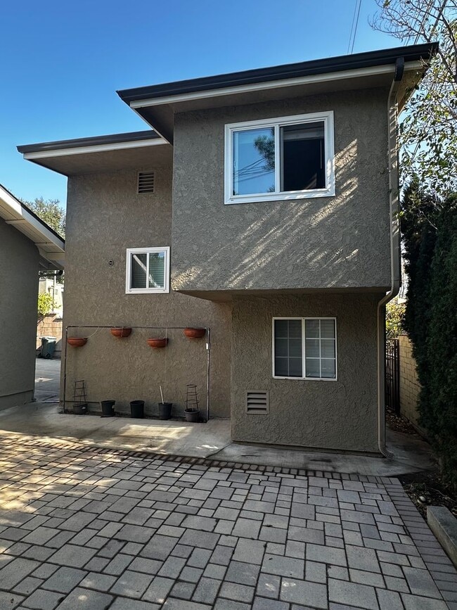 Building Photo - Fully Updated Spacious Studio Above Garages in Pasadena!