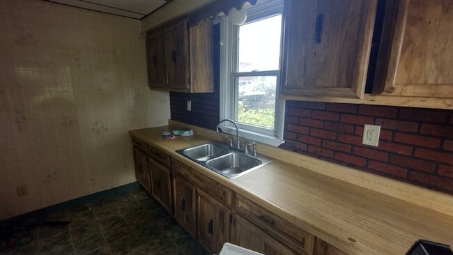 Primary Photo - 308 Summit Ave