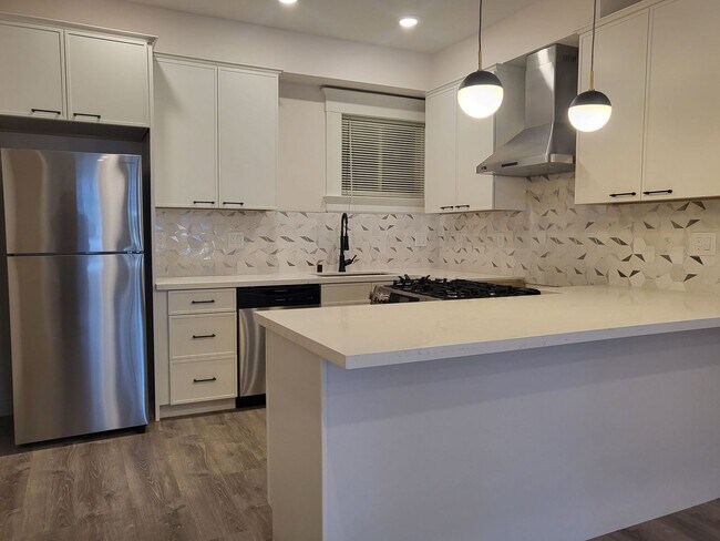 Building Photo - 1026-1030 Pine Street